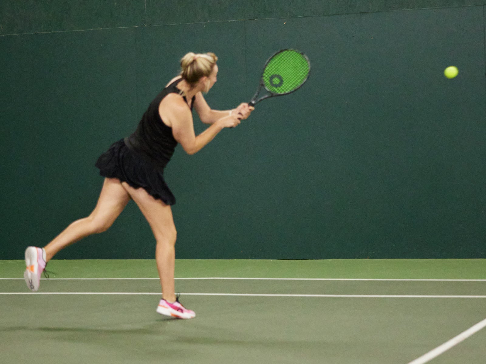 TW playtester hitting a backhand with the Solinco Blackout 300 XTD v2.
