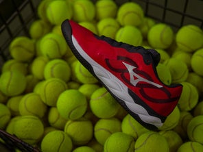 Immagine di una scarpa da tennis in un cesto di balle