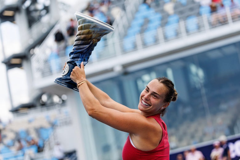 Sabalenka lifts the Cincinnati trophy. 
