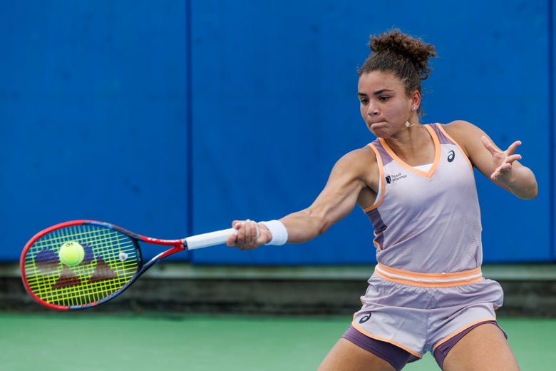 Jasmine Paolini hits a forehand wearing a lillac Asics tank top and matching shorts.