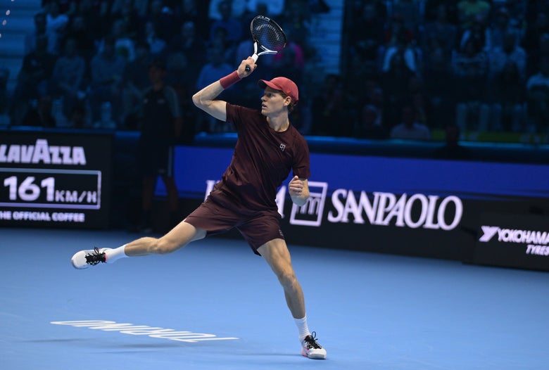 Jannik Sinner dances around a forehand. 