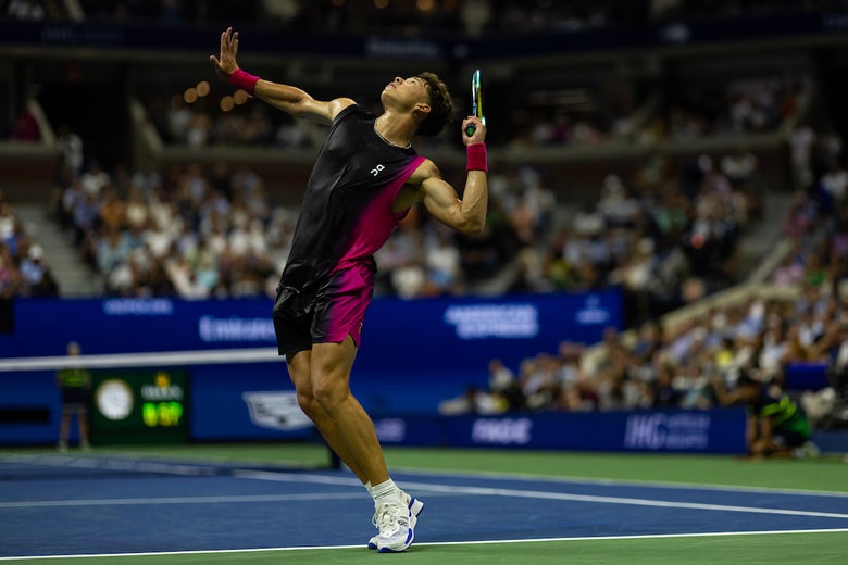 Image of Ben Shelton Serving