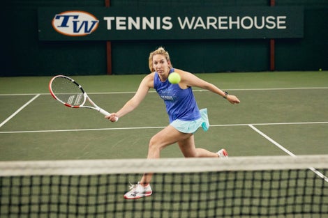 teniis player hitting volley